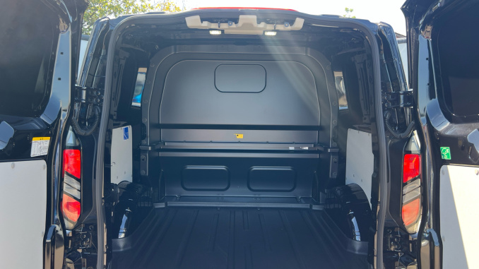 Ford Transit Custom 320 L1 Diesel Fwd 2.0 EcoBlue 170ps H1 Double Cab Van Limited Auto - Image 4
